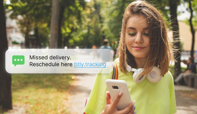 Προστασία μηνυμάτων κειμένου και κλήσεων – μια γυναίκα βλέπει τα μηνύματά της στο τηλέφωνό της