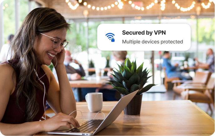 Γυναίκα σε καφετέρια γελάει κοιτάζοντας την οθόνη φορητού υπολογιστή