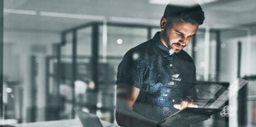 Ένας άνδρας χρησιμοποιεί μια συσκευή tablet