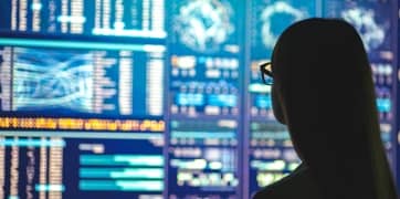 Ένα άτομο κοιτά δεδομένα σε οθόνη